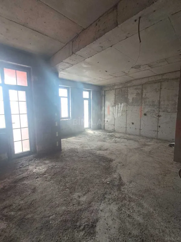 Satılır 4 otaqlı mənzil 162 m²