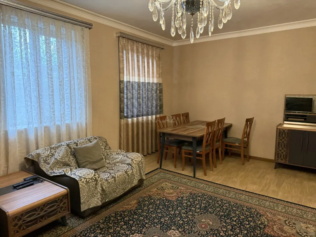 Satılır 8 otaqlı həyət evi 189 m²