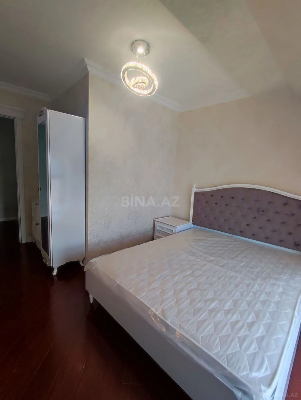 Satılır 4 otaqlı mənzil 130 m²