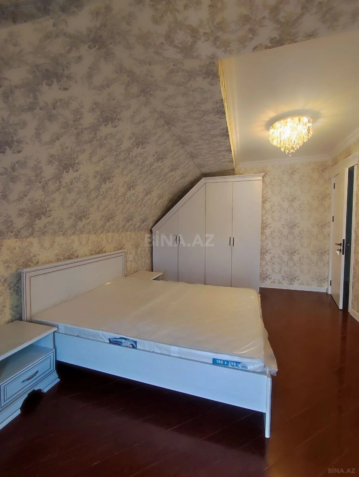 Satılır 4 otaqlı mənzil 130 m²