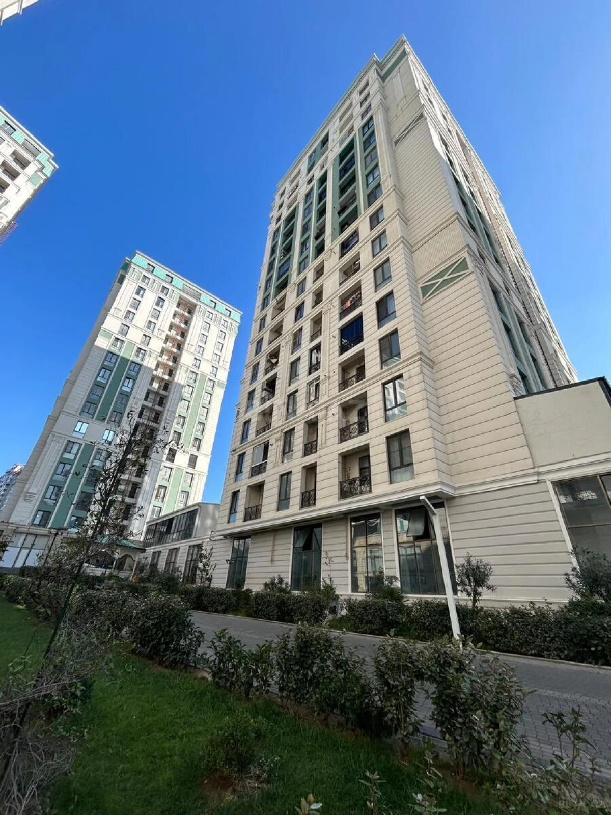 Satılır 4 otaqlı mənzil 219.6 m²