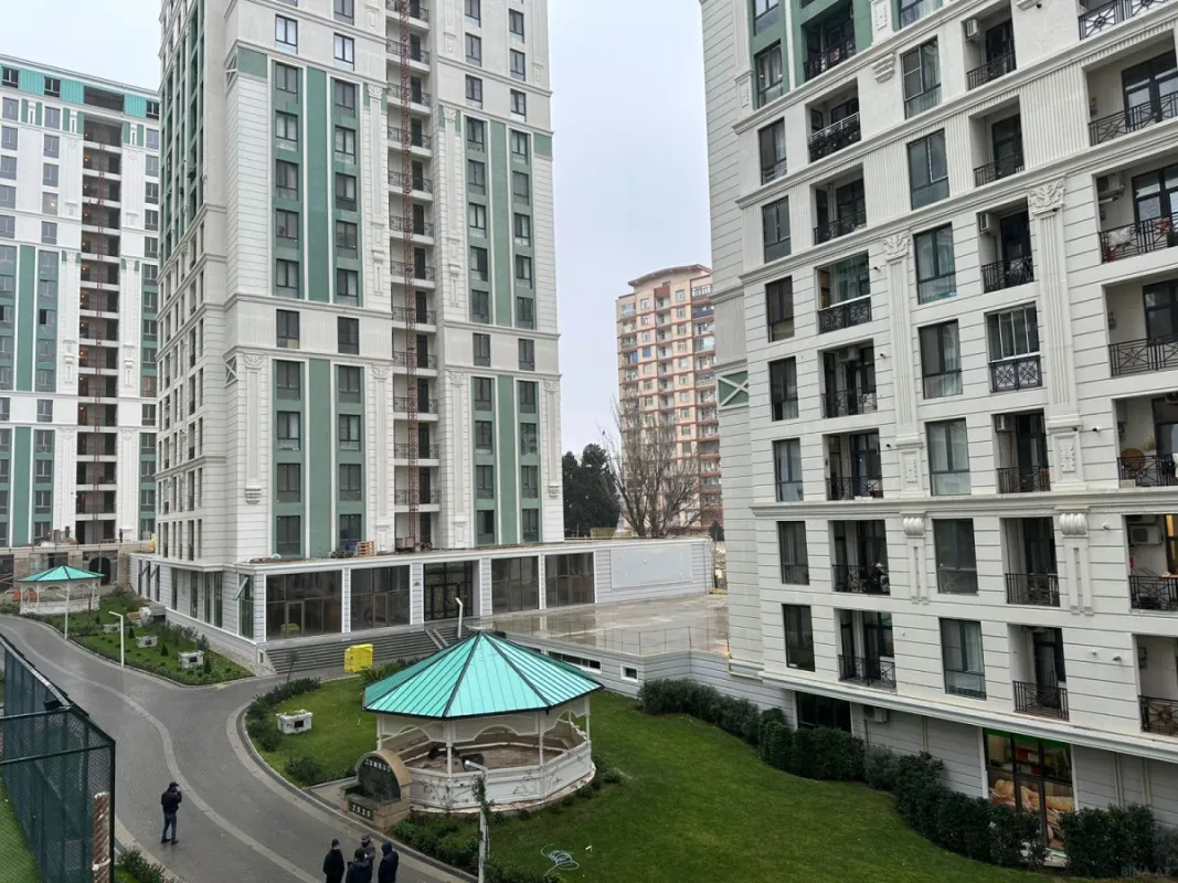 Satılır 4 otaqlı mənzil 219.6 m²