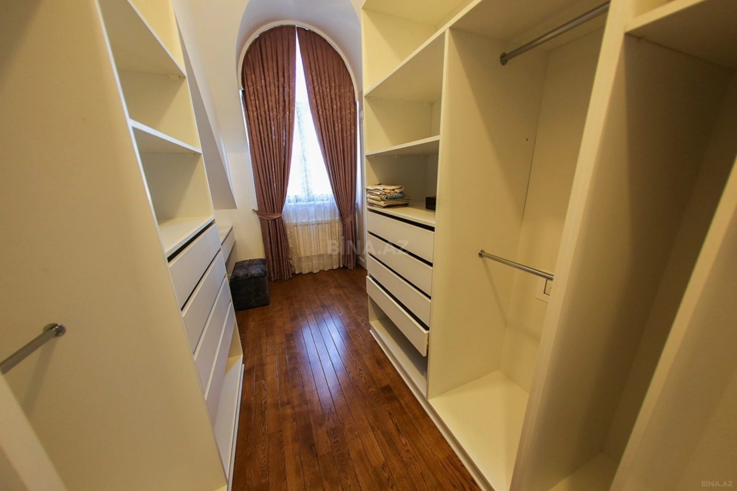 Satılır 6 otaqlı mənzil 280.5 m²