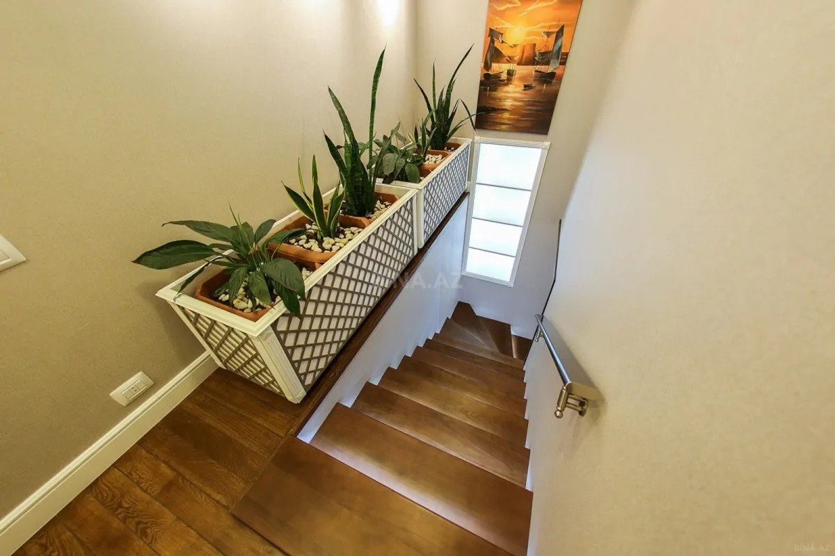 Satılır 6 otaqlı mənzil 280.5 m²