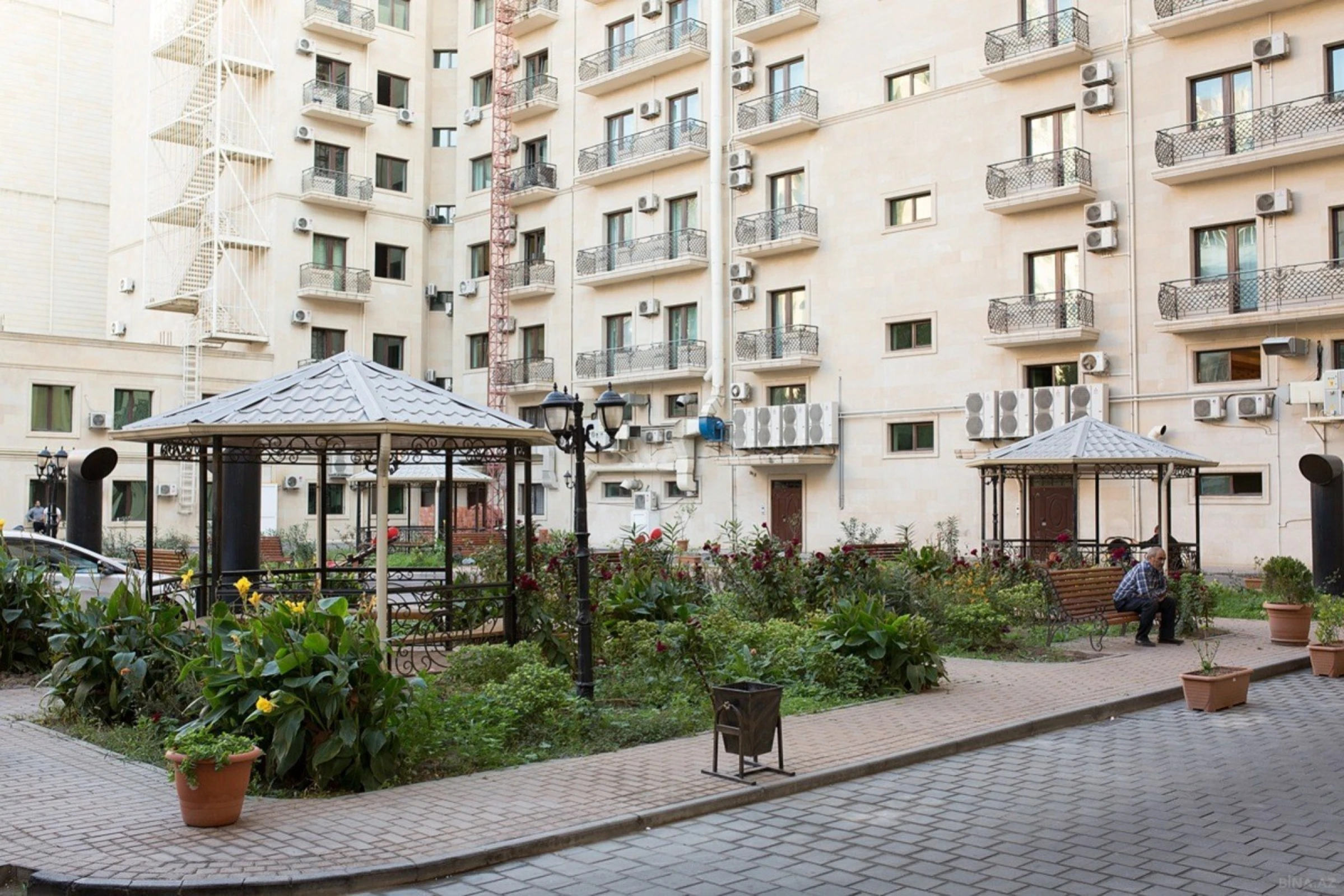 Satılır 6 otaqlı mənzil 280.5 m²