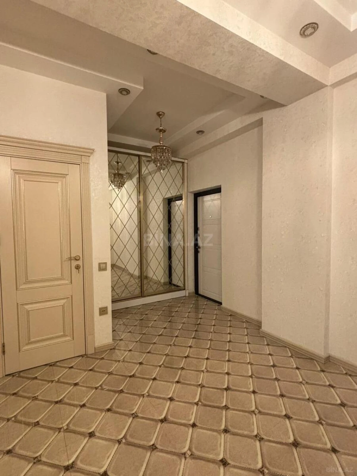 Kirayə verilir 3 otaqlı mənzil 126 m²