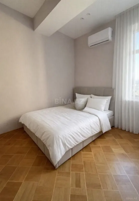 Satılır 4 otaqlı mənzil 150 m²