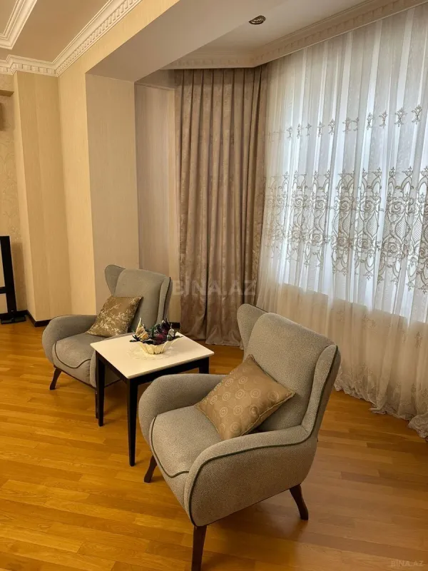 Satılır 4 otaqlı mənzil 200 m²