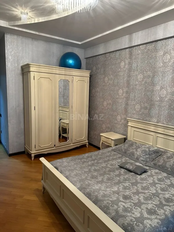 Satılır 4 otaqlı mənzil 200 m²