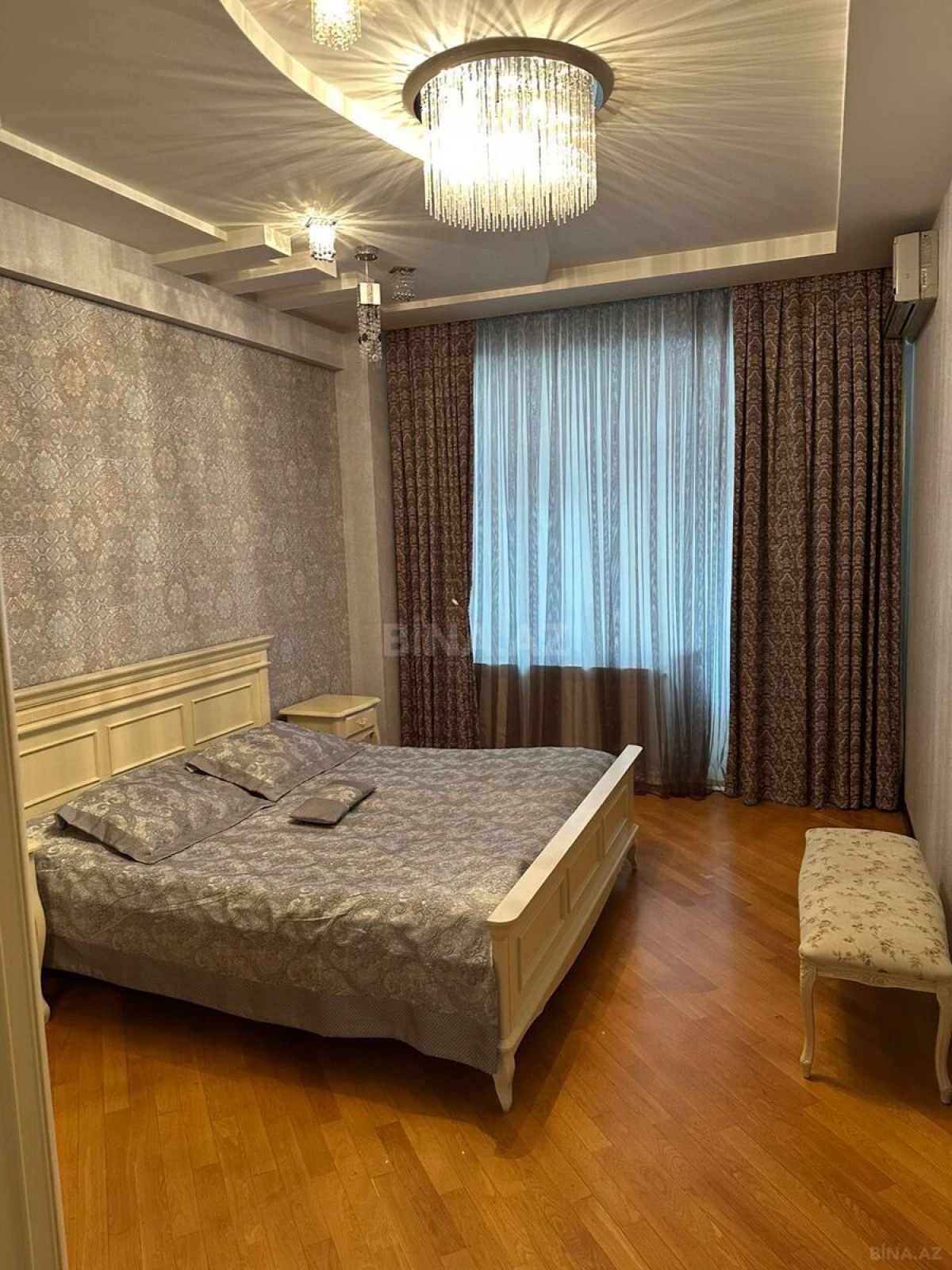 Satılır 4 otaqlı mənzil 200 m²