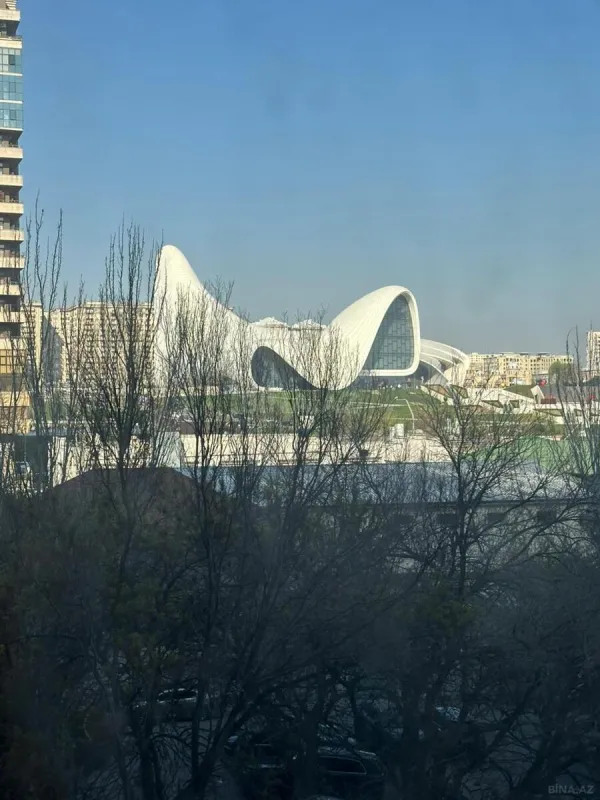 Satılır 4 otaqlı mənzil 200 m²