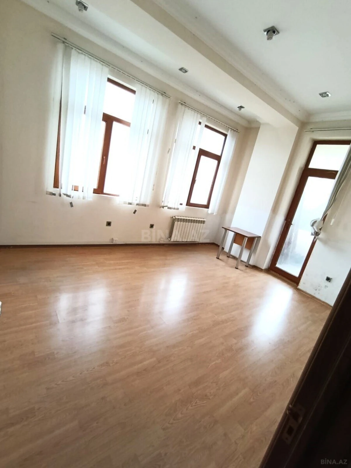 Satılır 4 otaqlı mənzil 140 m²