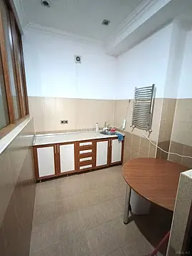 Satılır 4 otaqlı mənzil 140 m²