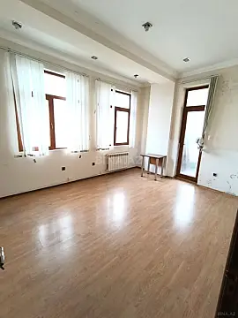Satılır 4 otaqlı mənzil 140 m²