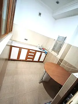 Satılır 4 otaqlı mənzil 140 m²
