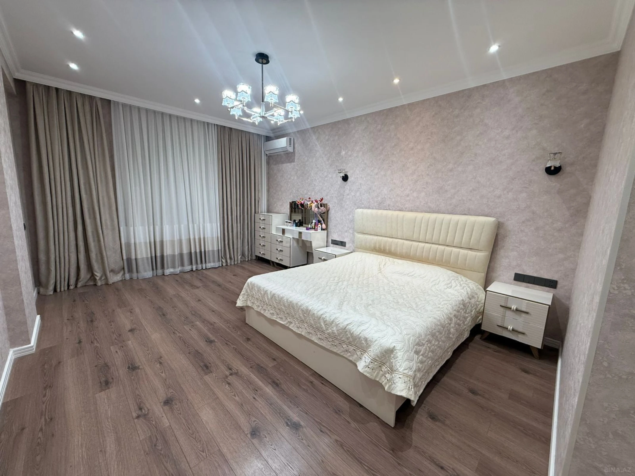 Satılır 3 otaqlı mənzil 138 m²