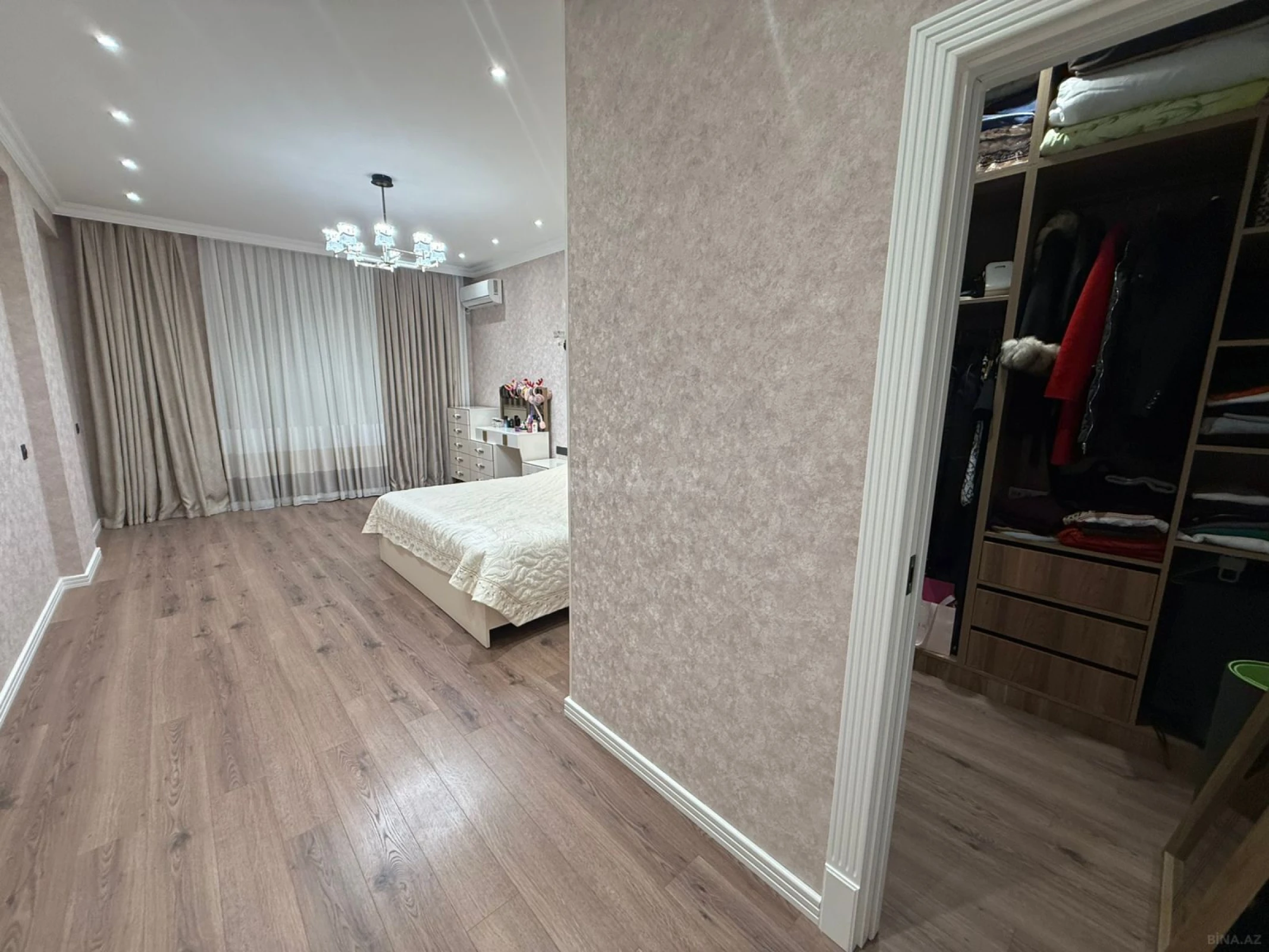 Satılır 3 otaqlı mənzil 138 m²