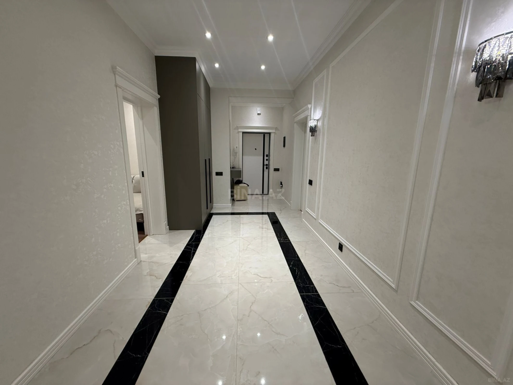 Satılır 3 otaqlı mənzil 138 m²