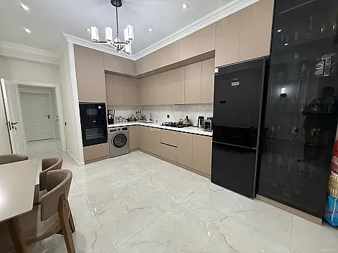 Satılır 3 otaqlı mənzil 138 m²