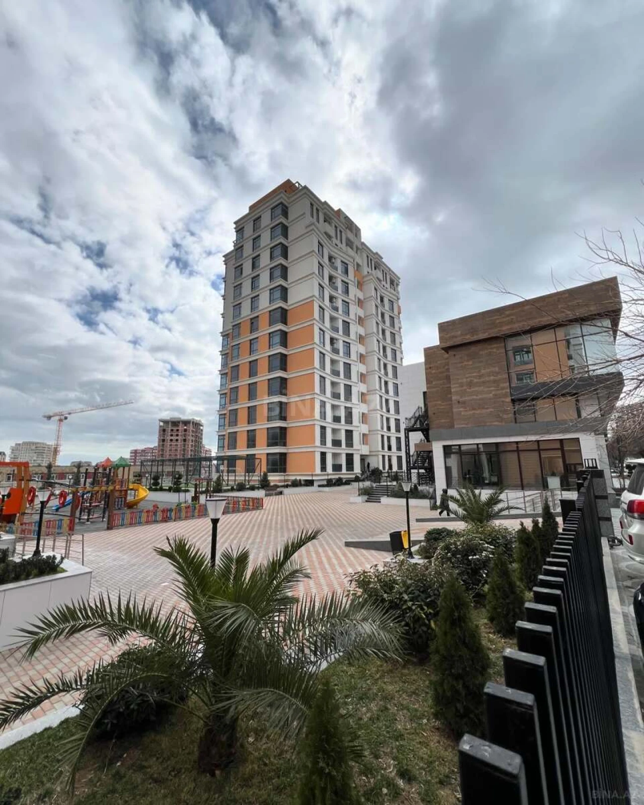 Satılır 3 otaqlı mənzil 130 m²