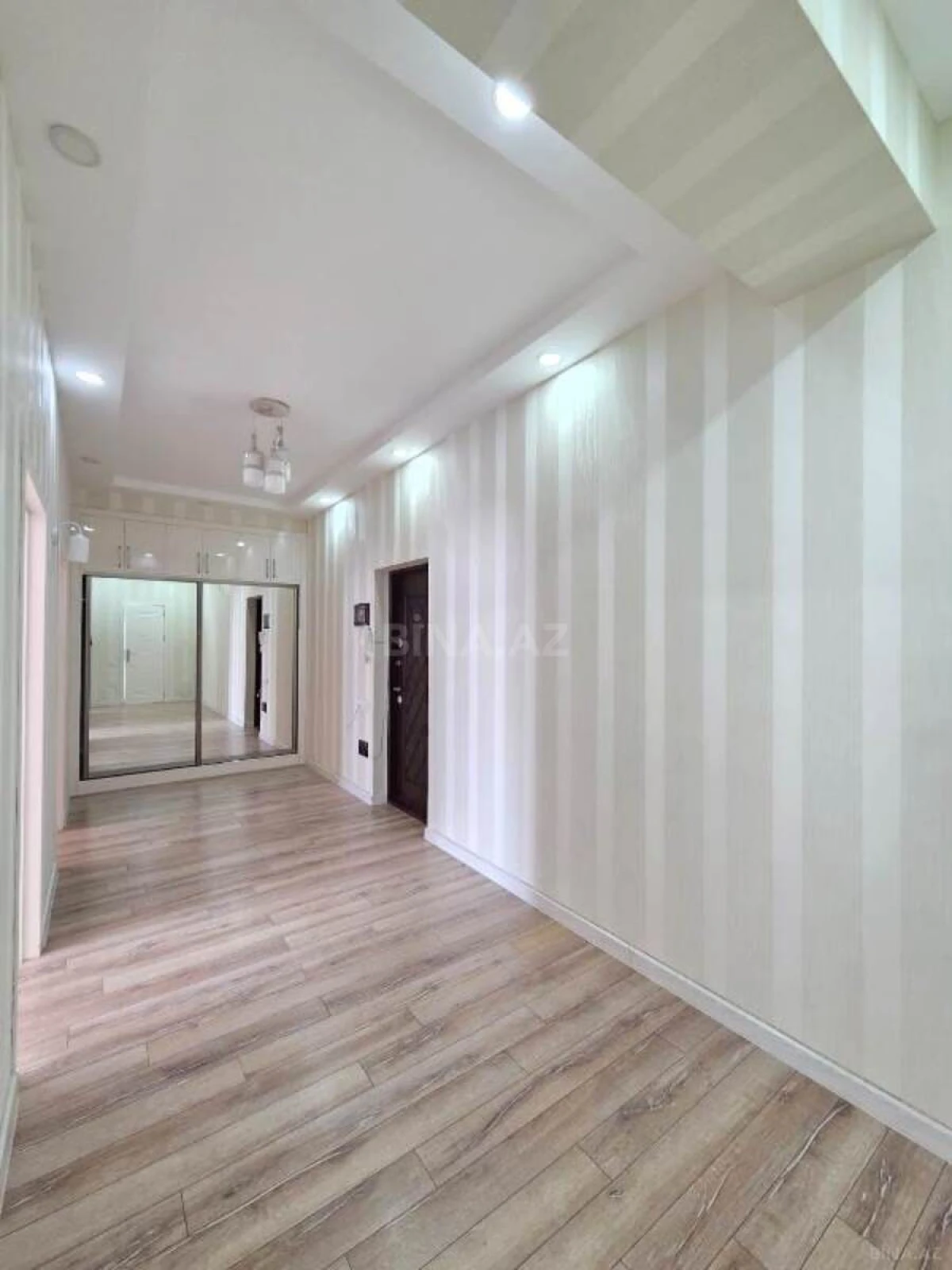 Satılır 2 otaqlı mənzil 110 m²