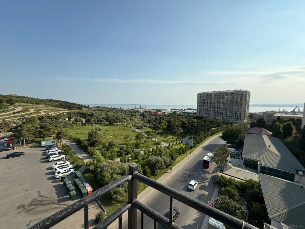 Satılır 4 otaqlı mənzil 131 m²