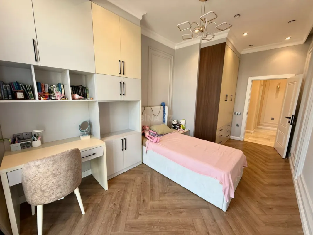 Satılır 4 otaqlı mənzil 131 m²
