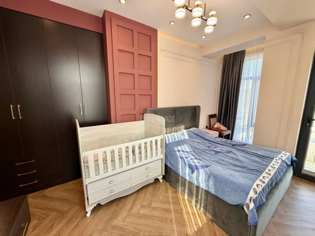 Satılır 4 otaqlı mənzil 131 m²