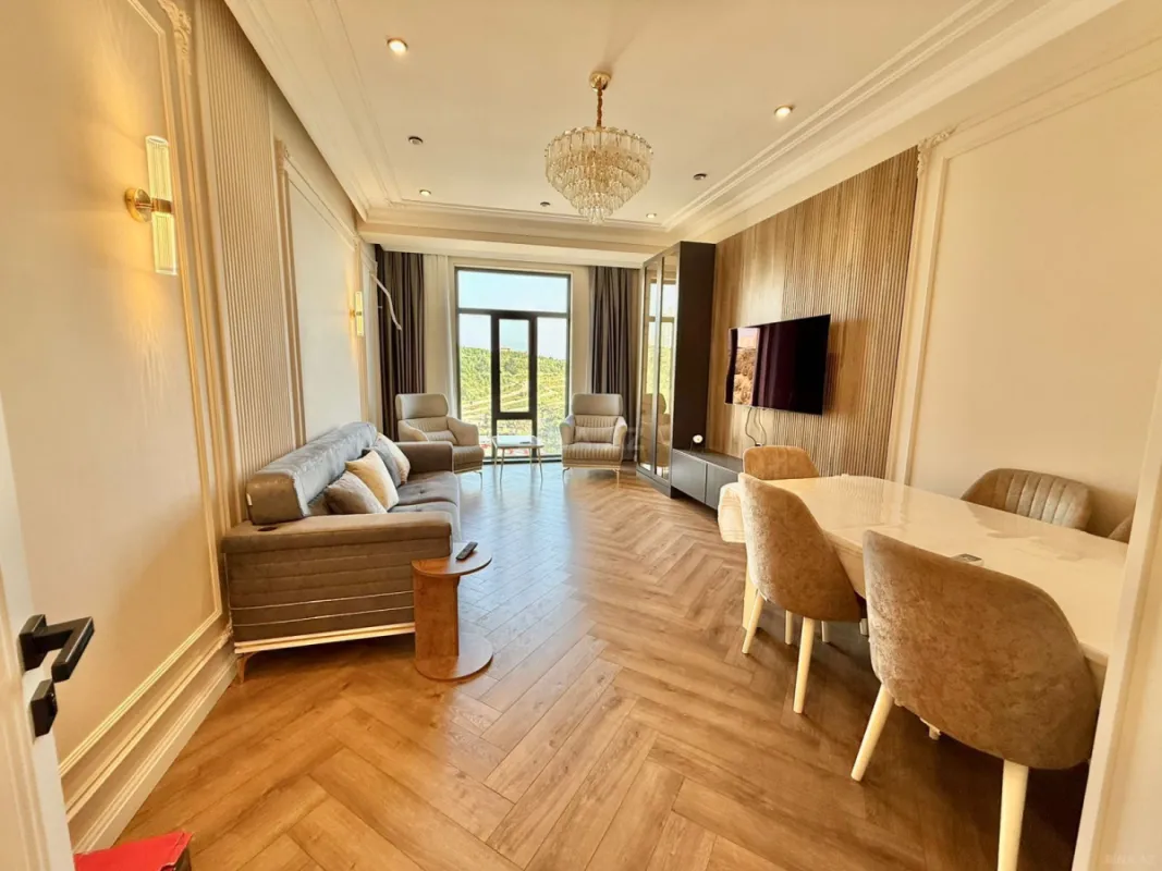 Satılır 4 otaqlı mənzil 131 m²