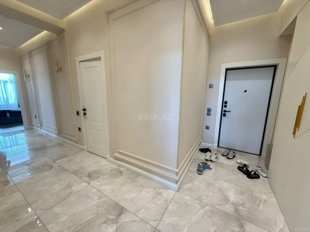 Satılır 4 otaqlı mənzil 131 m²