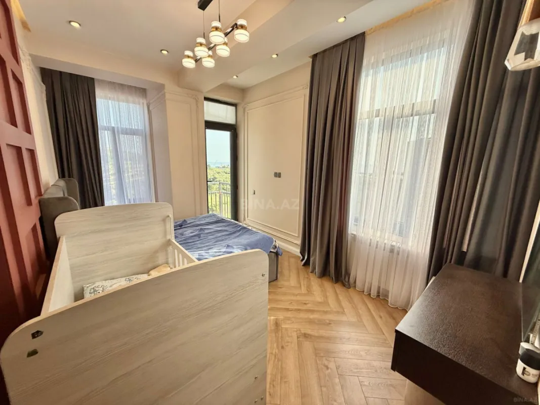 Satılır 4 otaqlı mənzil 131 m²