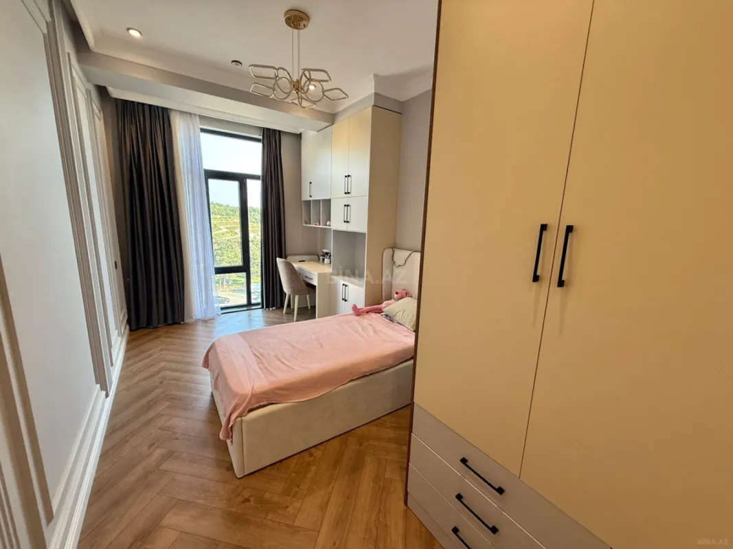 Satılır 4 otaqlı mənzil 131 m²