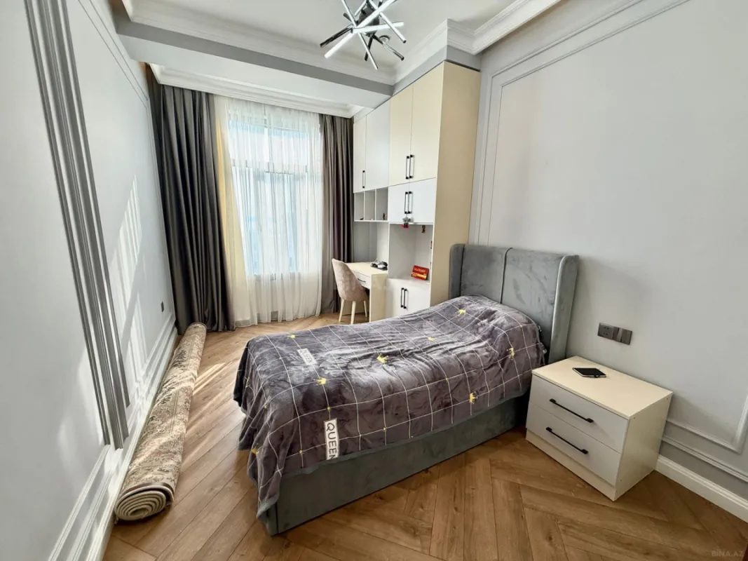 Satılır 4 otaqlı mənzil 131 m²