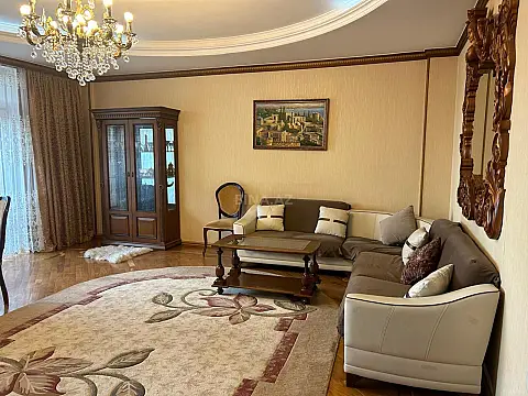 Kirayə verilir 3 otaqlı mənzil 130 m²
