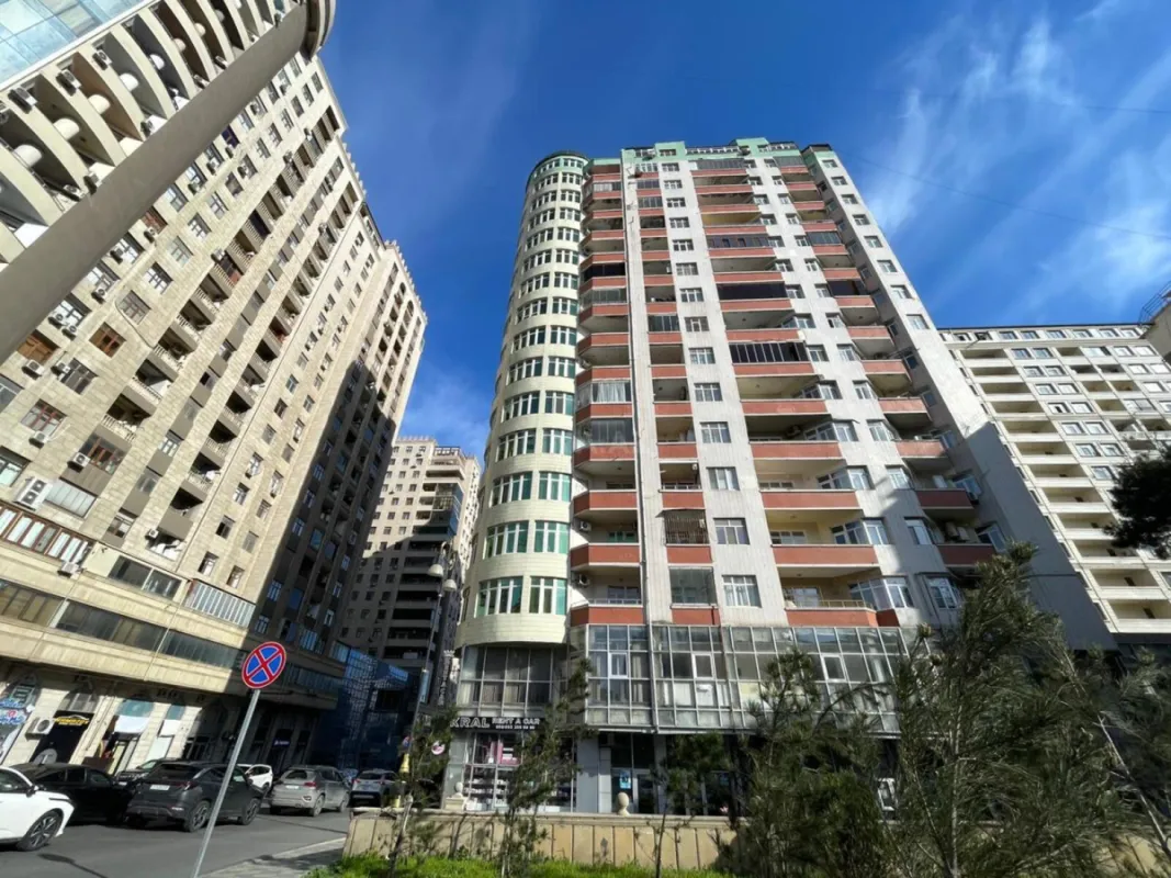 Satılır 3 otaqlı mənzil 130 m²