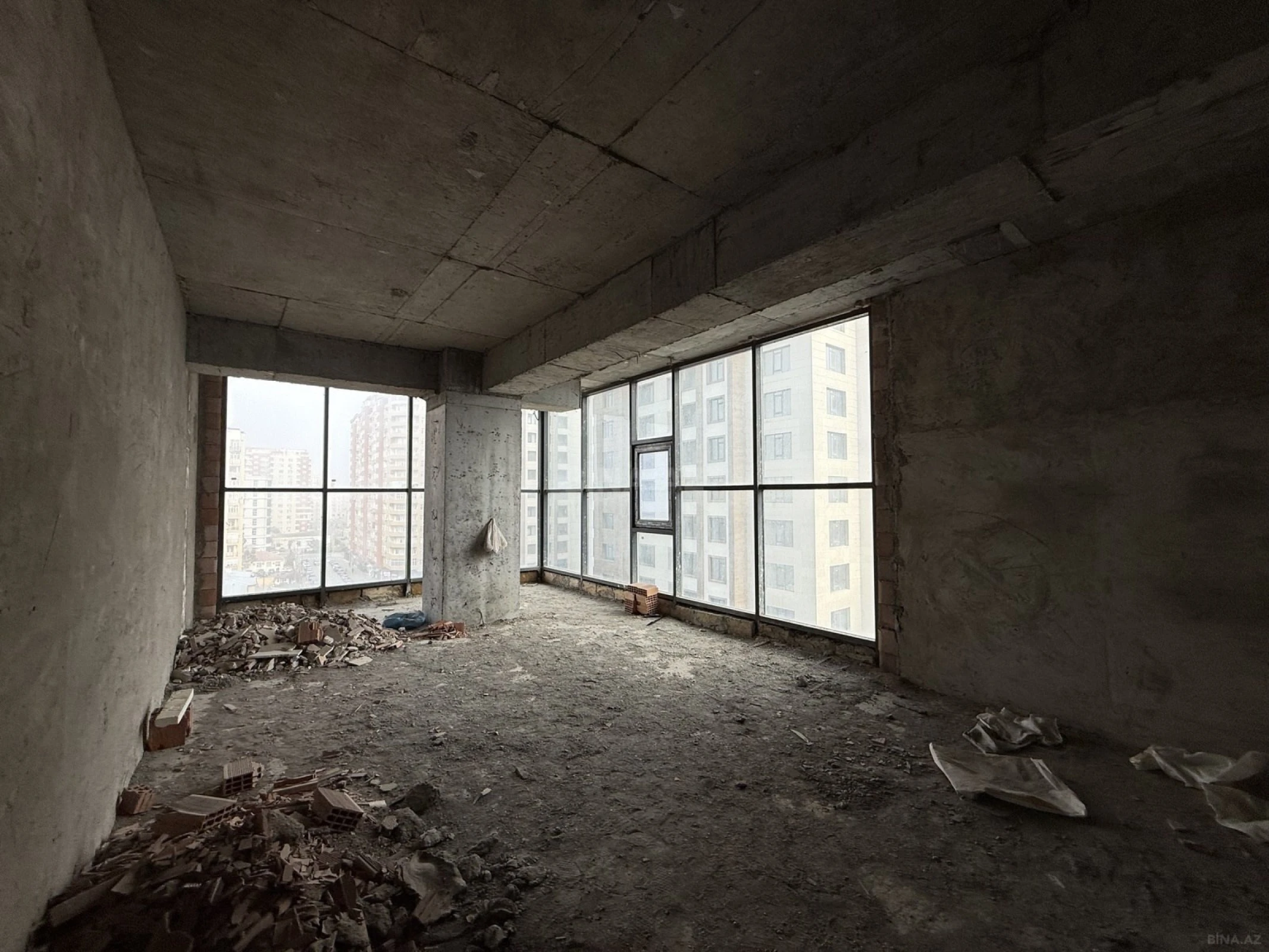 Satılır 4 otaqlı mənzil 184 m²