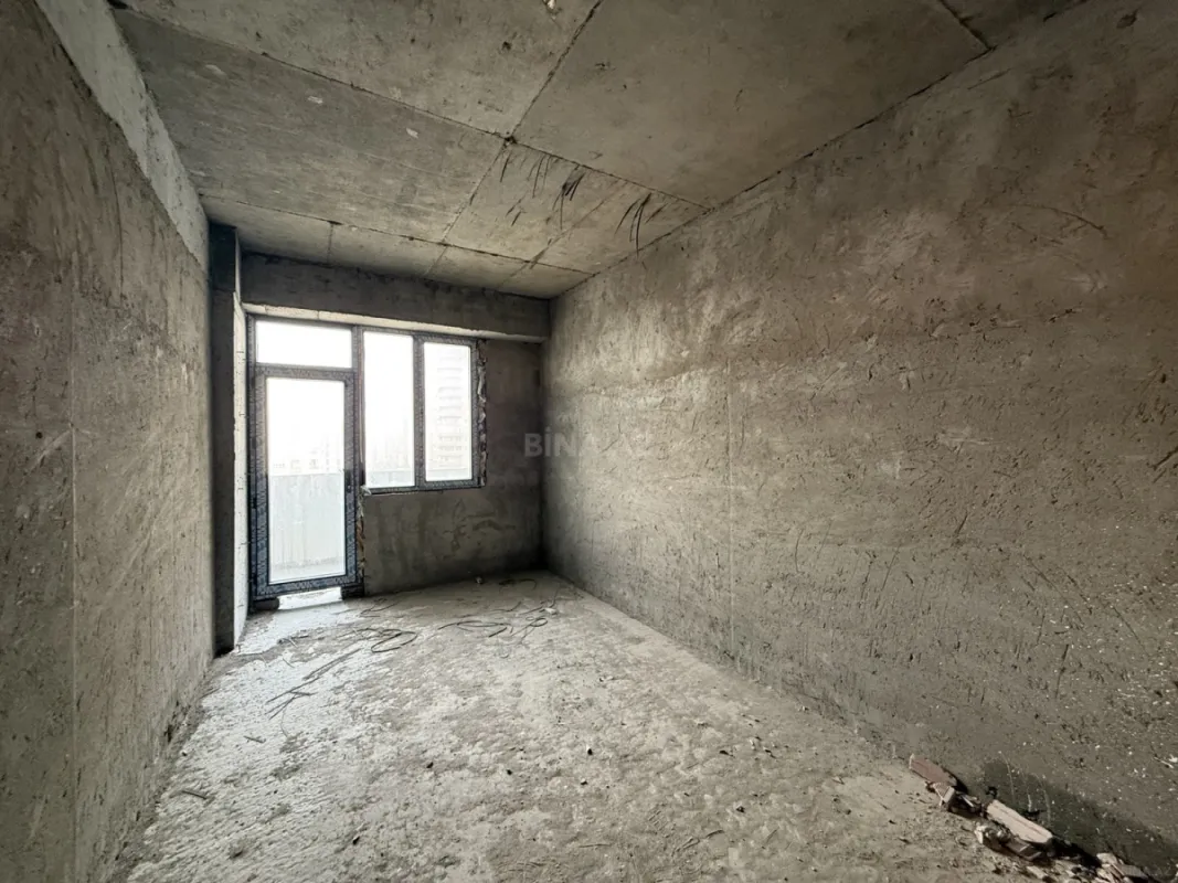 Satılır 4 otaqlı mənzil 184 m²