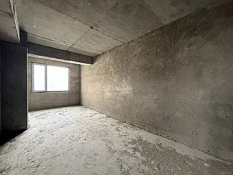 Satılır 4 otaqlı mənzil 184 m²