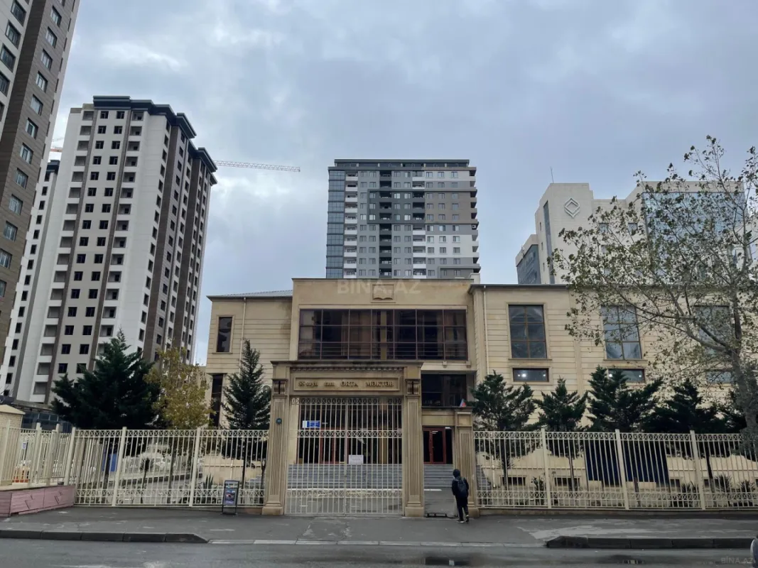 Satılır 4 otaqlı mənzil 184 m²