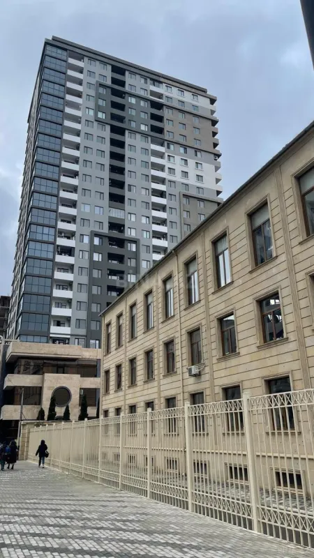 Satılır 4 otaqlı mənzil 184 m²