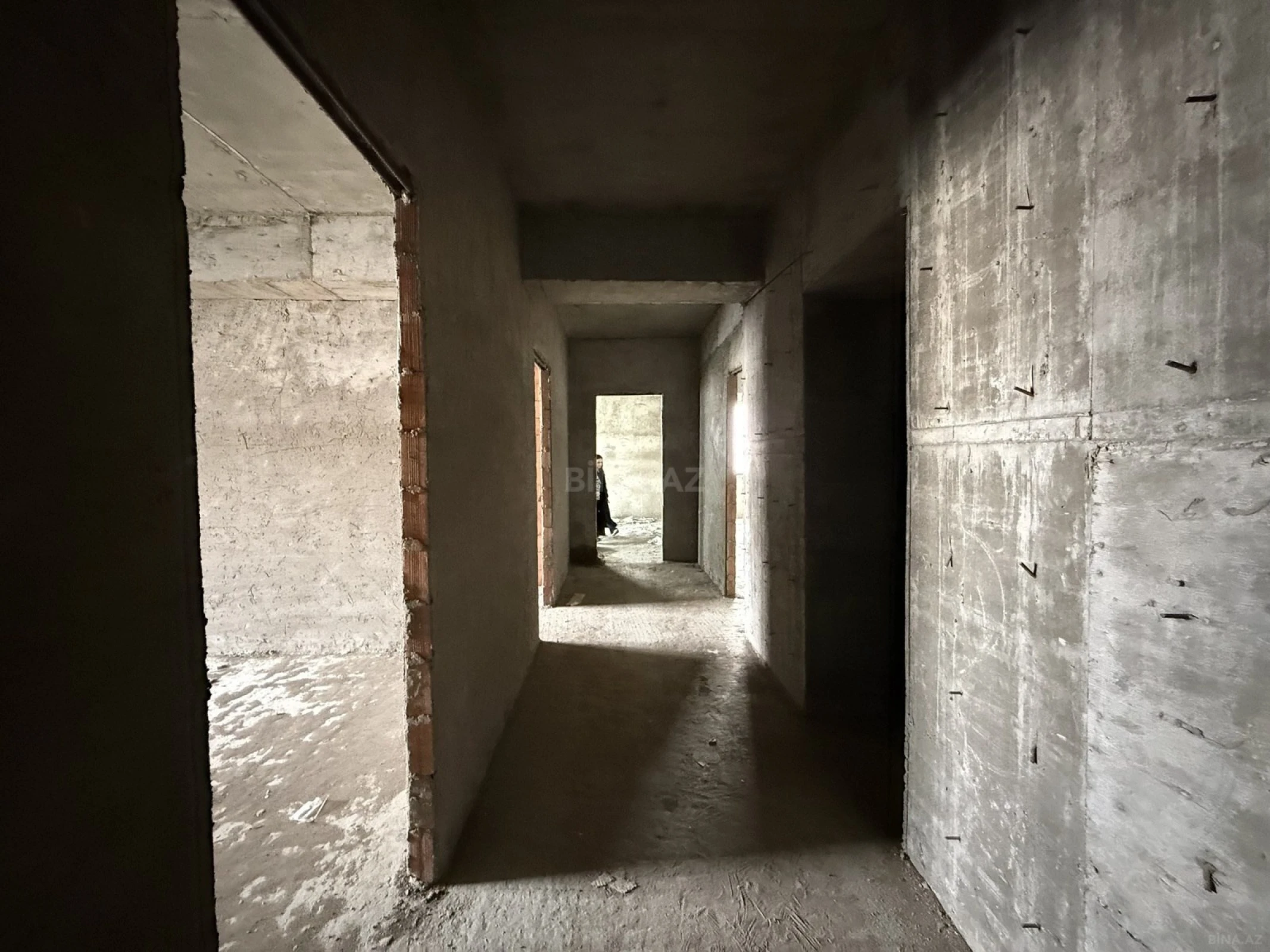 Satılır 4 otaqlı mənzil 184 m²