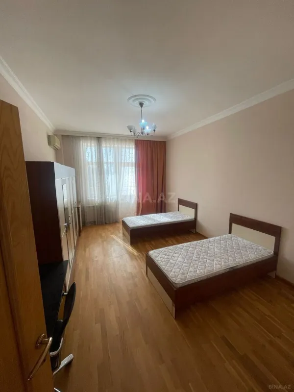 Satılır 4 otaqlı mənzil 190 m²