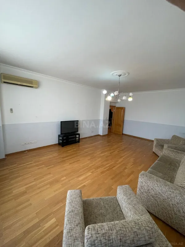 Satılır 4 otaqlı mənzil 190 m²