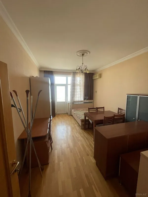 Satılır 4 otaqlı mənzil 190 m²