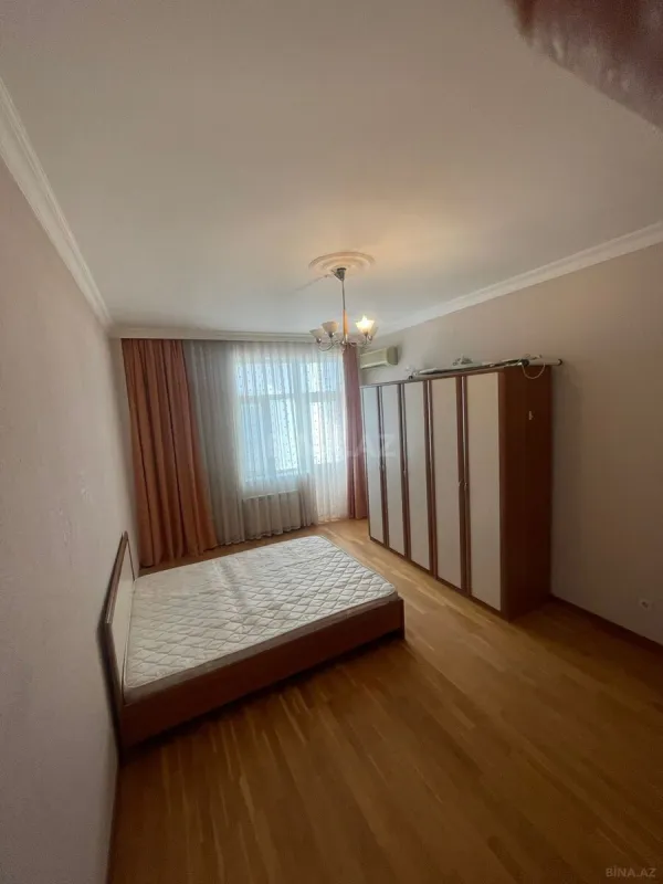 Satılır 4 otaqlı mənzil 190 m²