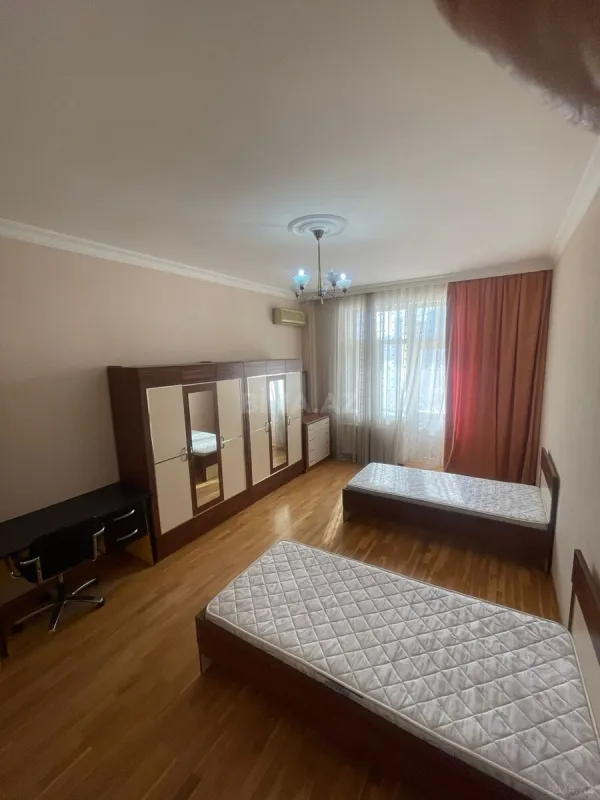 Satılır 4 otaqlı mənzil 190 m²