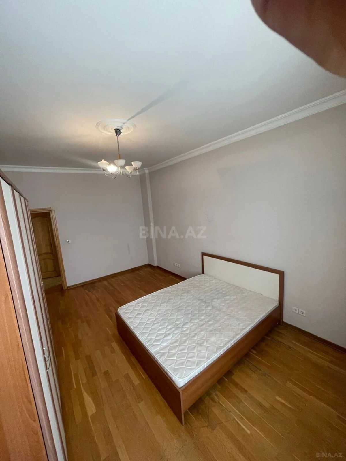 Satılır 4 otaqlı mənzil 190 m²