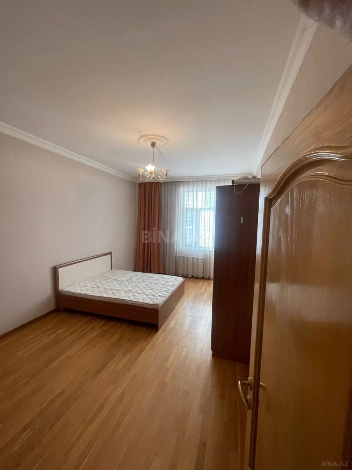 Satılır 4 otaqlı mənzil 190 m²