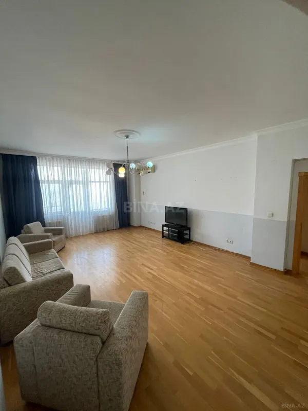Satılır 4 otaqlı mənzil 190 m²