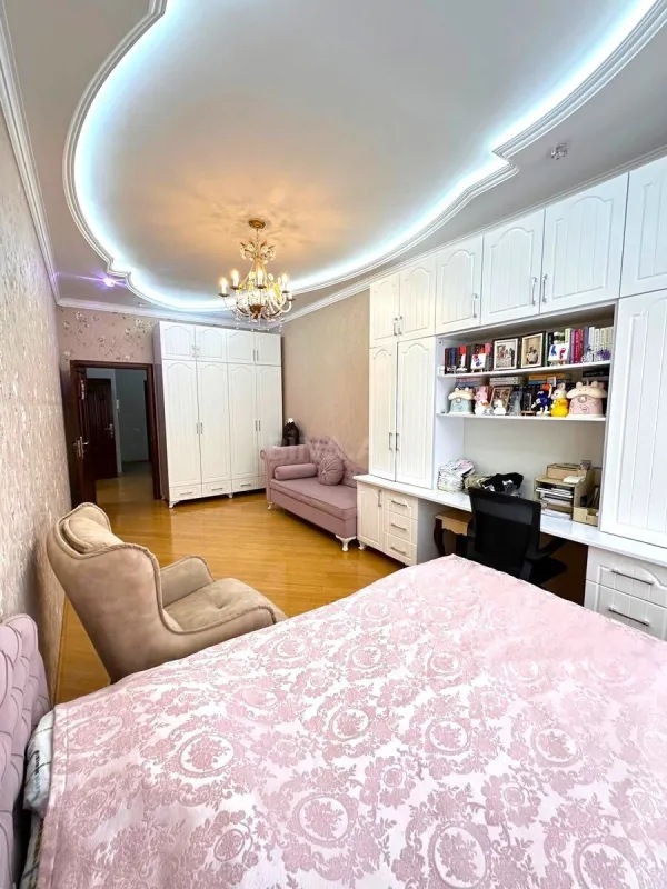 Satılır 4 otaqlı mənzil 190 m²